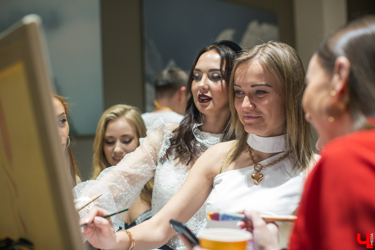 В конкурсе «Ключ на спорт» участвовали самые активные, подтянутые и красивые жительницы Владимира. И вот, наконец, настало время финала! 12 марта в фитнес-клубе «Атмосфера» прошла церемония награждения «Девушки года»