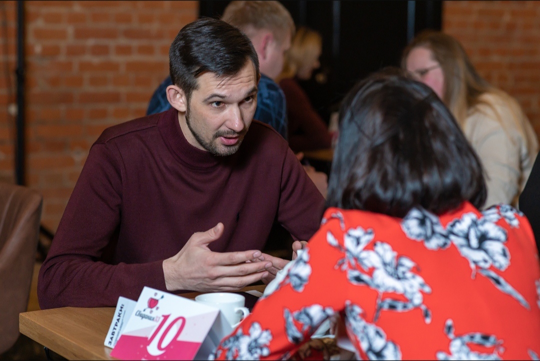 Альтернатива для тех, кому наскучили «Tinder», «Badoo» и прочие свап-мэтч схемы. Живые пятиминутные знакомства, оказывается, среди владимирцев популярны. А вы бы осмелились?