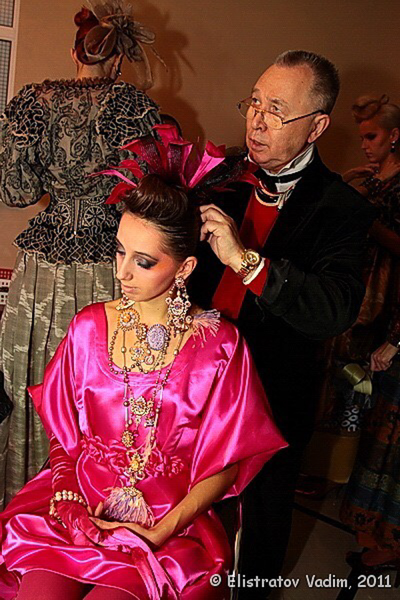 Ольга Корнева родилась и выросла во Владимире. Когда-то она хотела связать свою жизнь с художественной гимнастикой, но судьба распорядилась иначе. Девушка уже много лет работает в Доме моды Вячеслава Зайцева