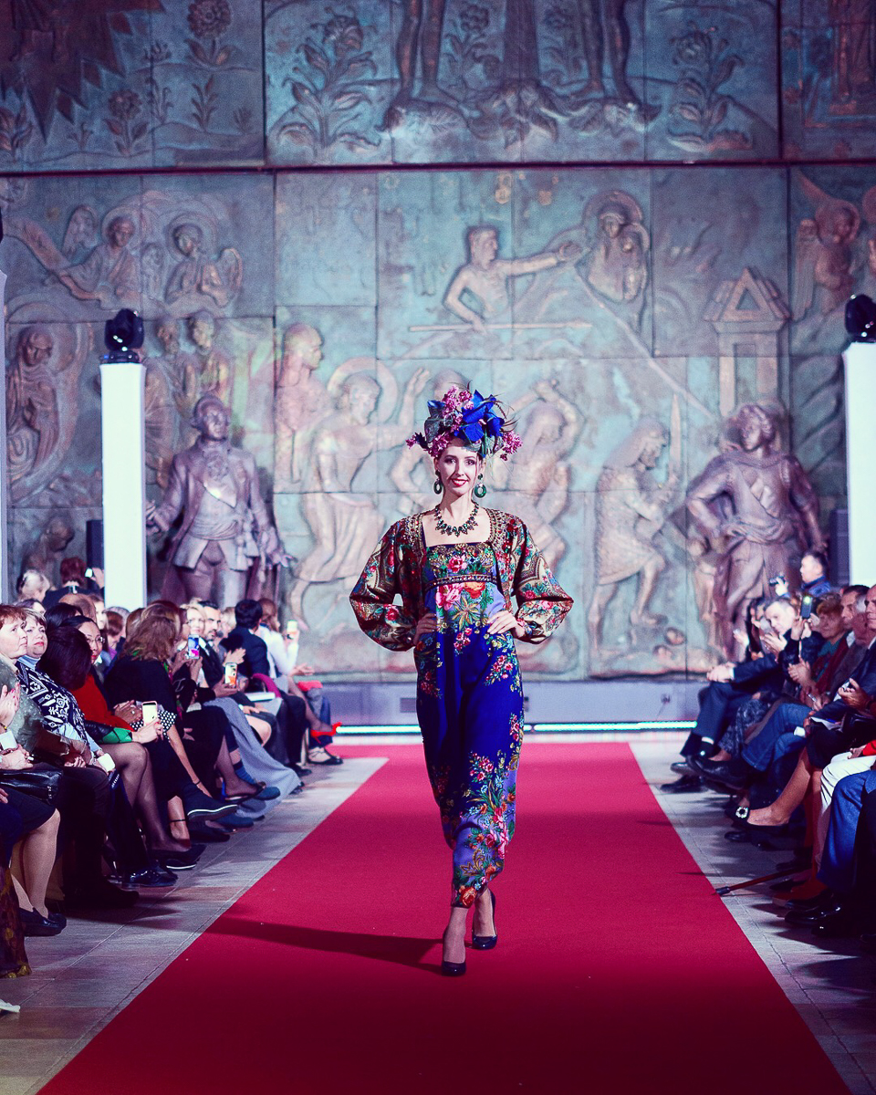 Ольга Корнева родилась и выросла во Владимире. Когда-то она хотела связать свою жизнь с художественной гимнастикой, но судьба распорядилась иначе. Девушка уже много лет работает в Доме моды Вячеслава Зайцева