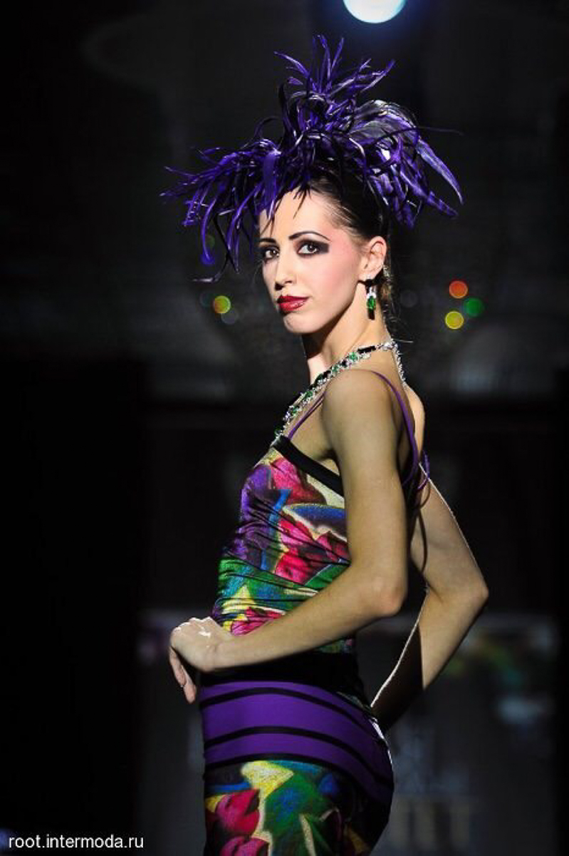 Ольга Корнева родилась и выросла во Владимире. Когда-то она хотела связать свою жизнь с художественной гимнастикой, но судьба распорядилась иначе. Девушка уже много лет работает в Доме моды Вячеслава Зайцева