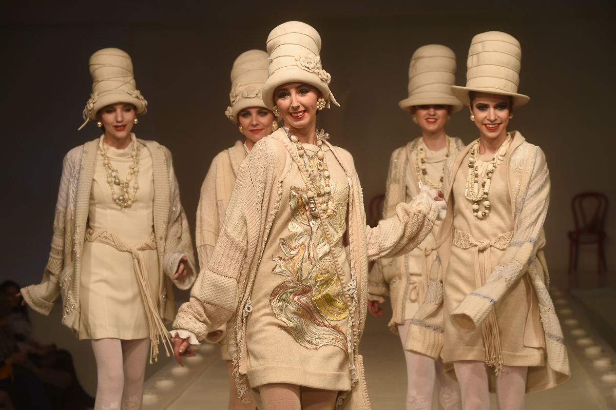 Ольга Корнева родилась и выросла во Владимире. Когда-то она хотела связать свою жизнь с художественной гимнастикой, но судьба распорядилась иначе. Девушка уже много лет работает в Доме моды Вячеслава Зайцева