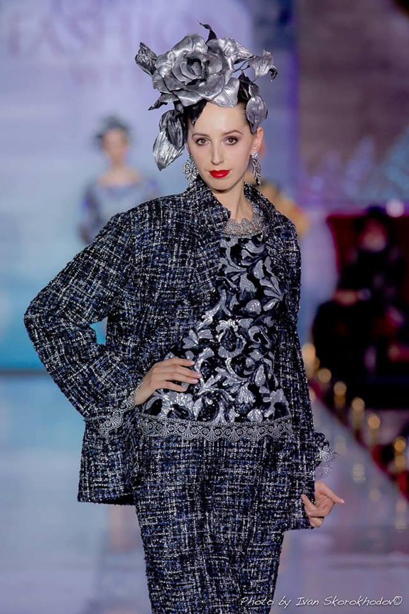 Ольга Корнева родилась и выросла во Владимире. Когда-то она хотела связать свою жизнь с художественной гимнастикой, но судьба распорядилась иначе. Девушка уже много лет работает в Доме моды Вячеслава Зайцева