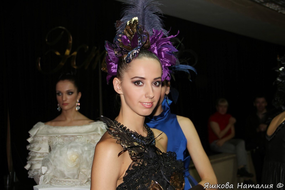 Ольга Корнева родилась и выросла во Владимире. Когда-то она хотела связать свою жизнь с художественной гимнастикой, но судьба распорядилась иначе. Девушка уже много лет работает в Доме моды Вячеслава Зайцева