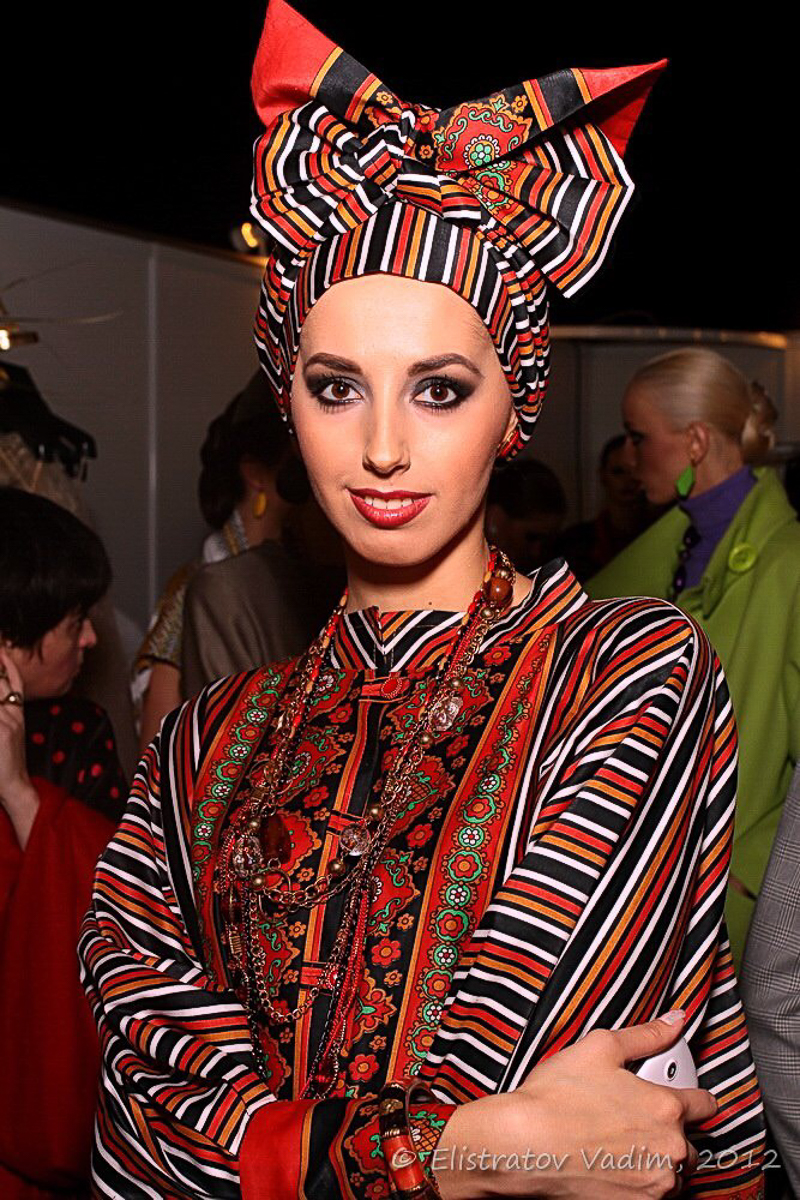 Ольга Корнева родилась и выросла во Владимире. Когда-то она хотела связать свою жизнь с художественной гимнастикой, но судьба распорядилась иначе. Девушка уже много лет работает в Доме моды Вячеслава Зайцева