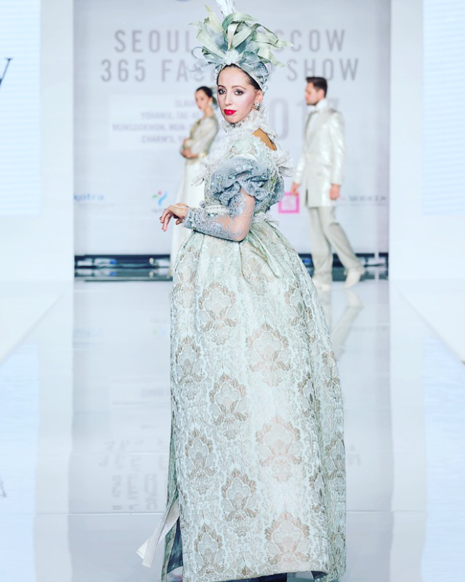 Ольга Корнева родилась и выросла во Владимире. Когда-то она хотела связать свою жизнь с художественной гимнастикой, но судьба распорядилась иначе. Девушка уже много лет работает в Доме моды Вячеслава Зайцева