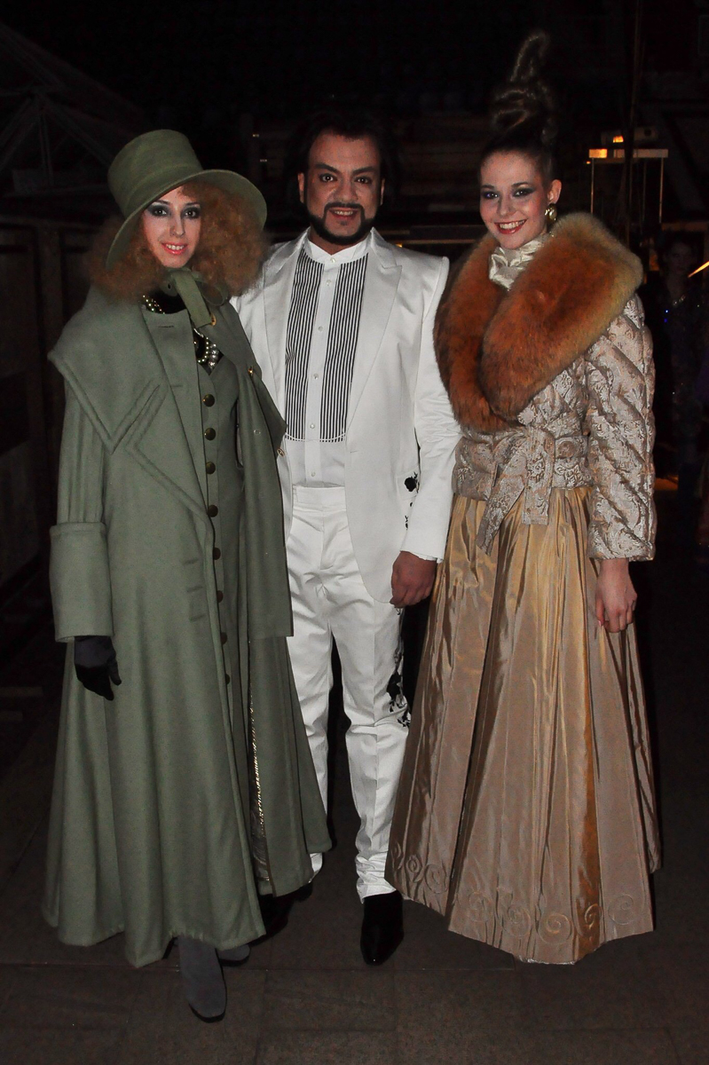 Ольга Корнева родилась и выросла во Владимире. Когда-то она хотела связать свою жизнь с художественной гимнастикой, но судьба распорядилась иначе. Девушка уже много лет работает в Доме моды Вячеслава Зайцева