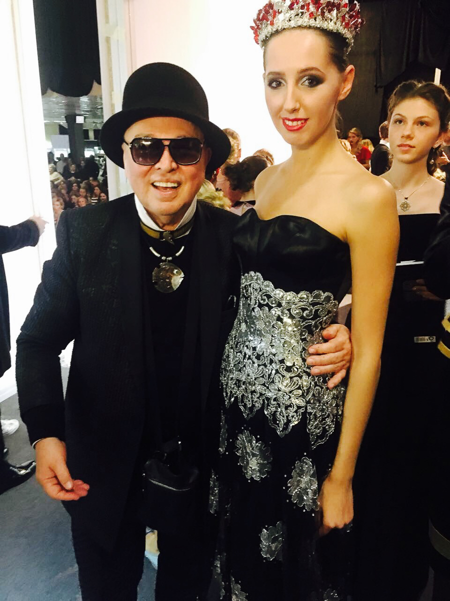 Ольга Корнева родилась и выросла во Владимире. Когда-то она хотела связать свою жизнь с художественной гимнастикой, но судьба распорядилась иначе. Девушка уже много лет работает в Доме моды Вячеслава Зайцева