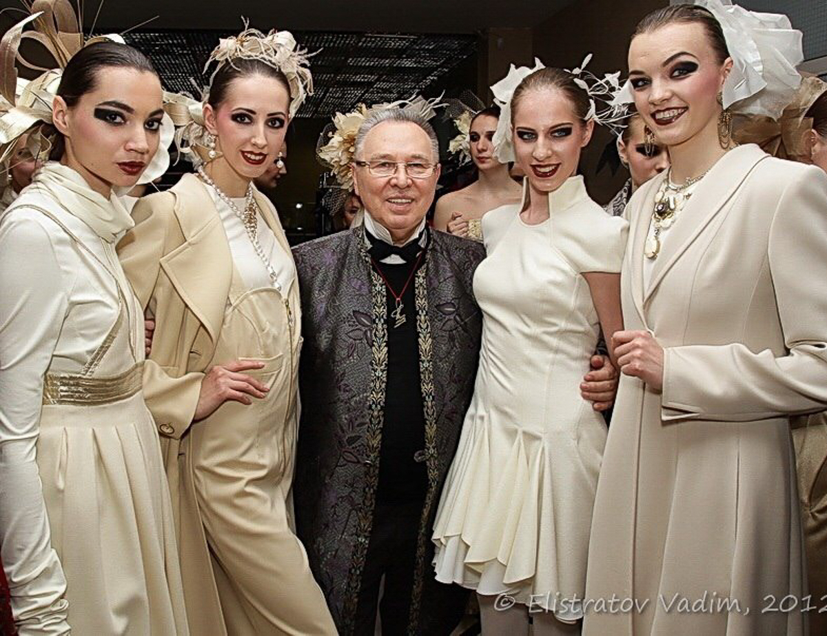 Ольга Корнева родилась и выросла во Владимире. Когда-то она хотела связать свою жизнь с художественной гимнастикой, но судьба распорядилась иначе. Девушка уже много лет работает в Доме моды Вячеслава Зайцева