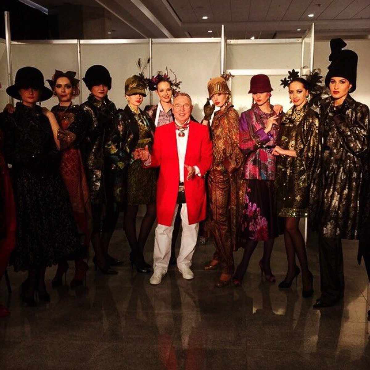 Ольга Корнева родилась и выросла во Владимире. Когда-то она хотела связать свою жизнь с художественной гимнастикой, но судьба распорядилась иначе. Девушка уже много лет работает в Доме моды Вячеслава Зайцева