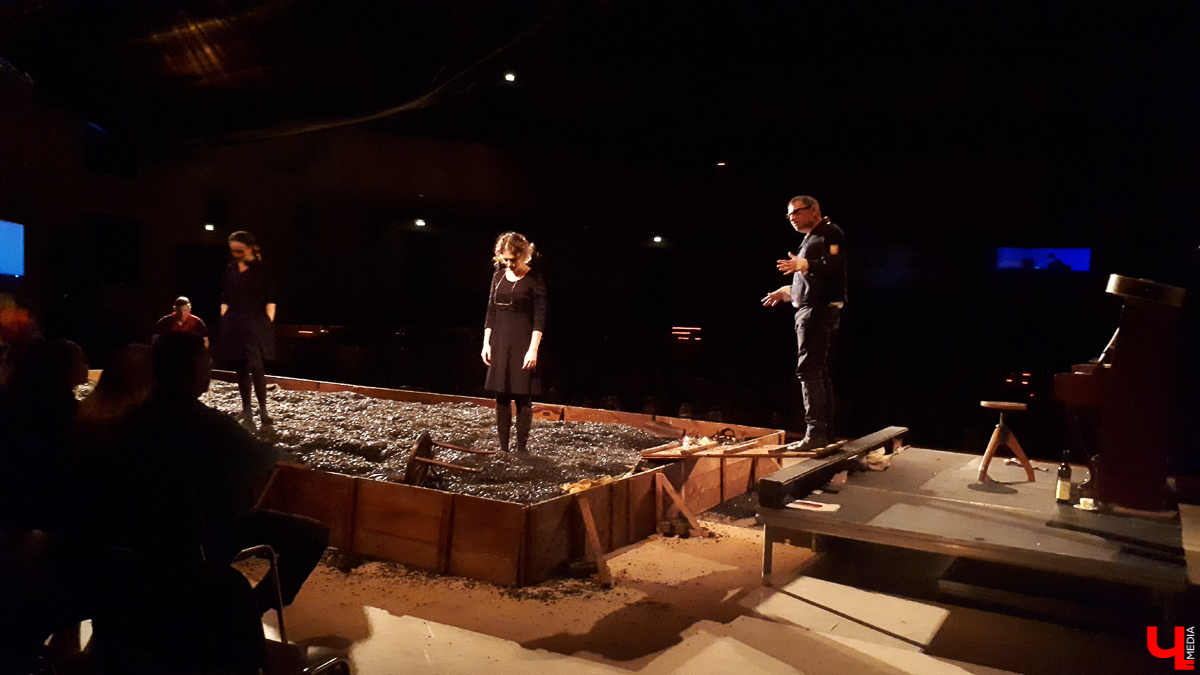 16 марта в ОДКиИ прошла постановка «Спасти камер-юнкера Пушкина». Это первый из 7 спектаклей, которые во Владимире намерена сыграть труппа московского театра «Школа современной пьесы»