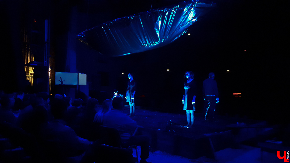 16 марта в ОДКиИ прошла постановка «Спасти камер-юнкера Пушкина». Это первый из 7 спектаклей, которые во Владимире намерена сыграть труппа московского театра «Школа современной пьесы»