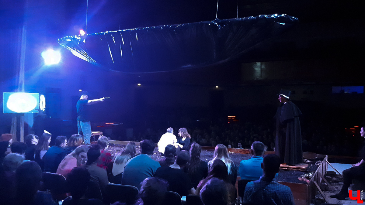 16 марта в ОДКиИ прошла постановка «Спасти камер-юнкера Пушкина». Это первый из 7 спектаклей, которые во Владимире намерена сыграть труппа московского театра «Школа современной пьесы»