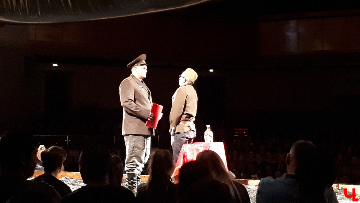 16 марта в ОДКиИ прошла постановка «Спасти камер-юнкера Пушкина». Это первый из 7 спектаклей, которые во Владимире намерена сыграть труппа московского театра «Школа современной пьесы»