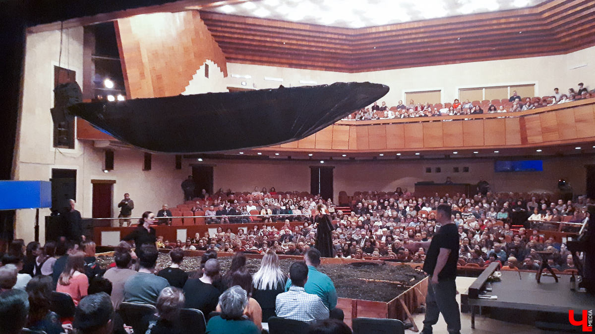 16 марта в ОДКиИ прошла постановка «Спасти камер-юнкера Пушкина». Это первый из 7 спектаклей, которые во Владимире намерена сыграть труппа московского театра «Школа современной пьесы»