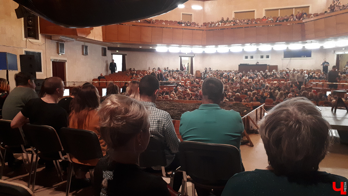 16 марта в ОДКиИ прошла постановка «Спасти камер-юнкера Пушкина». Это первый из 7 спектаклей, которые во Владимире намерена сыграть труппа московского театра «Школа современной пьесы»