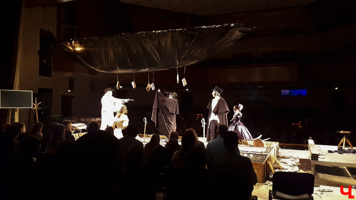 16 марта в ОДКиИ прошла постановка «Спасти камер-юнкера Пушкина». Это первый из 7 спектаклей, которые во Владимире намерена сыграть труппа московского театра «Школа современной пьесы»