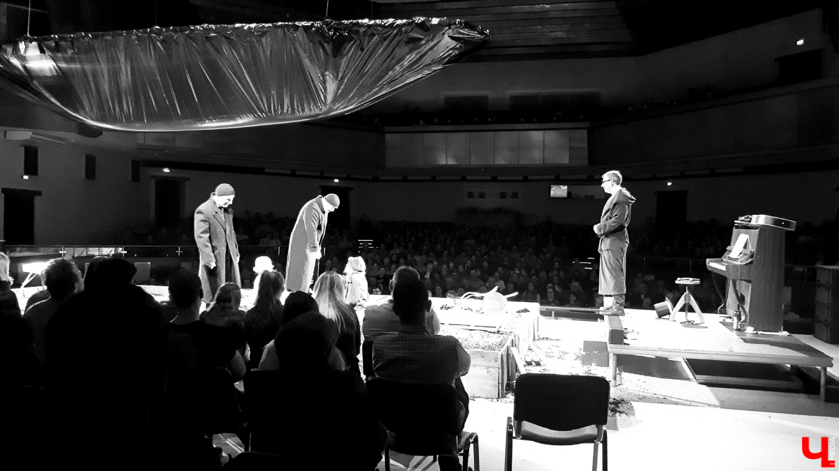 16 марта в ОДКиИ прошла постановка «Спасти камер-юнкера Пушкина». Это первый из 7 спектаклей, которые во Владимире намерена сыграть труппа московского театра «Школа современной пьесы»