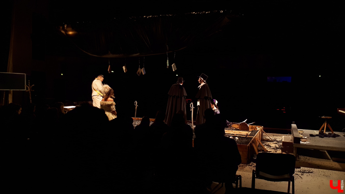 16 марта в ОДКиИ прошла постановка «Спасти камер-юнкера Пушкина». Это первый из 7 спектаклей, которые во Владимире намерена сыграть труппа московского театра «Школа современной пьесы»