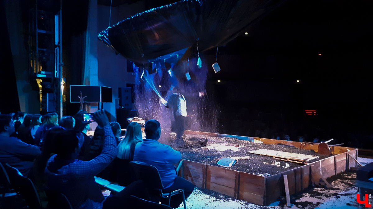 16 марта в ОДКиИ прошла постановка «Спасти камер-юнкера Пушкина». Это первый из 7 спектаклей, которые во Владимире намерена сыграть труппа московского театра «Школа современной пьесы»