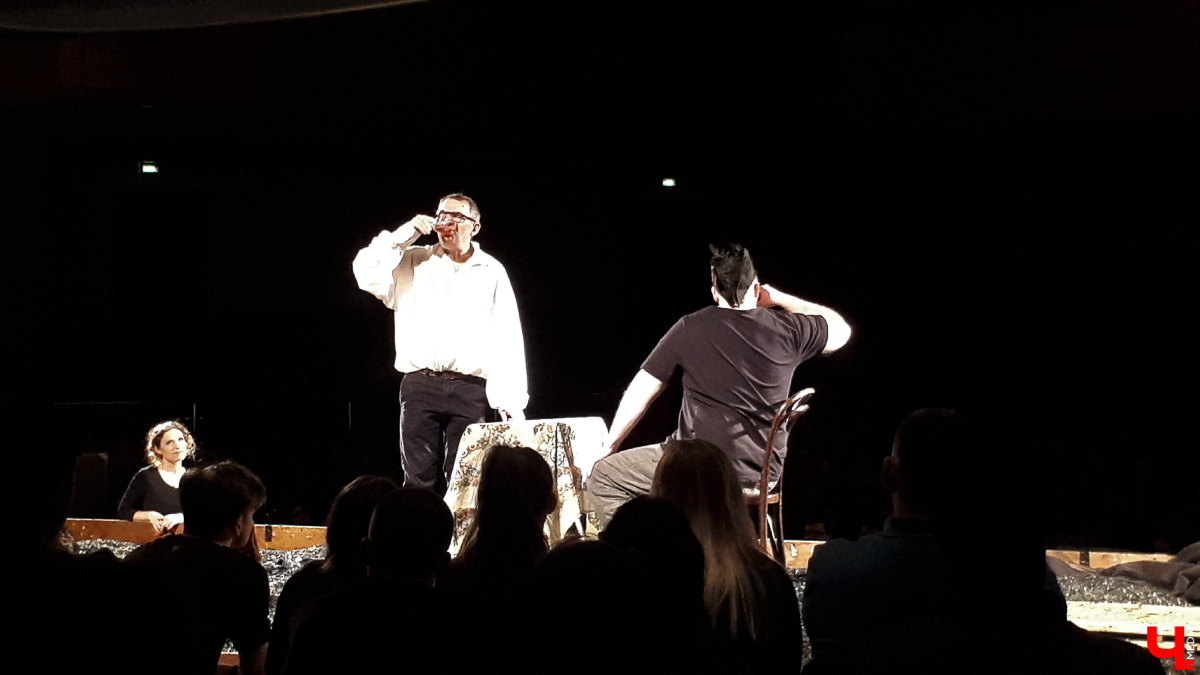 16 марта в ОДКиИ прошла постановка «Спасти камер-юнкера Пушкина». Это первый из 7 спектаклей, которые во Владимире намерена сыграть труппа московского театра «Школа современной пьесы»