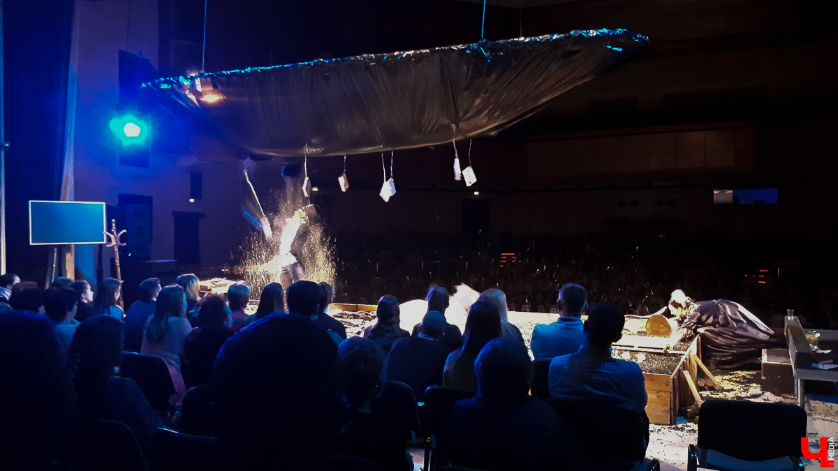 16 марта в ОДКиИ прошла постановка «Спасти камер-юнкера Пушкина». Это первый из 7 спектаклей, которые во Владимире намерена сыграть труппа московского театра «Школа современной пьесы»