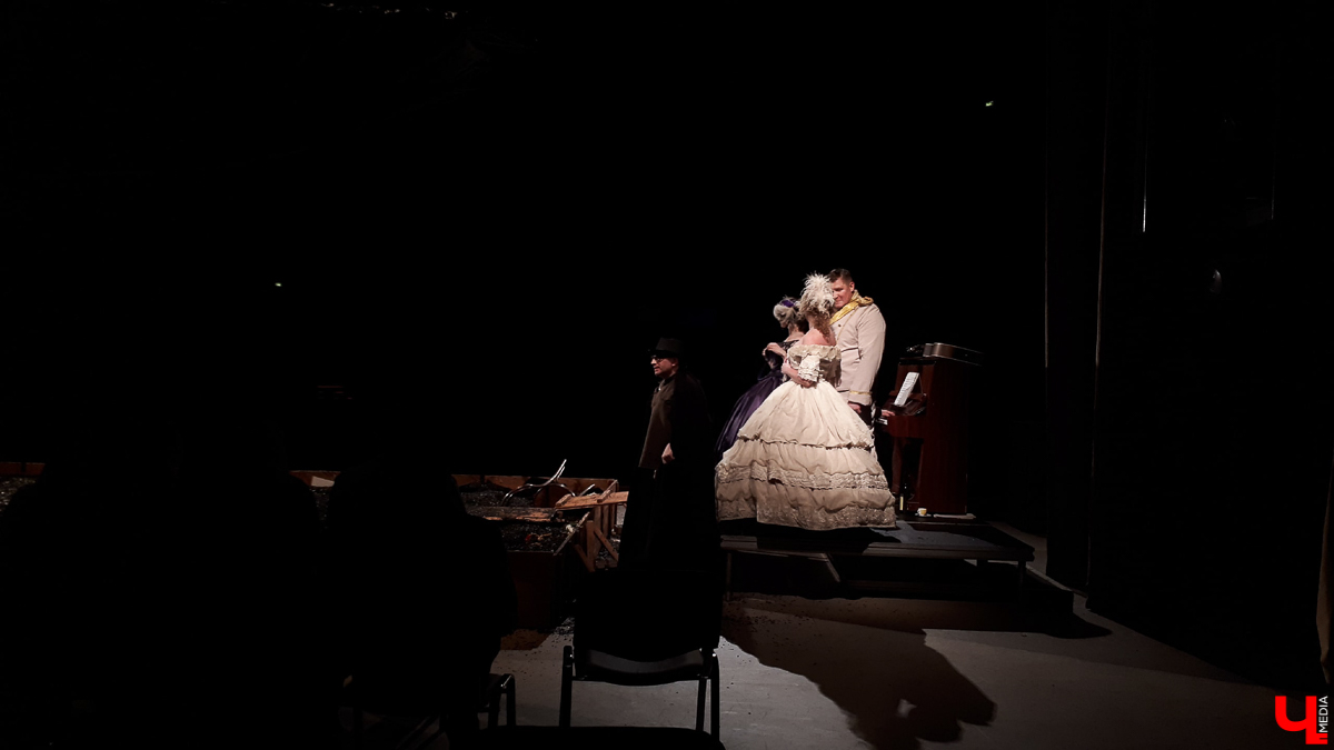 16 марта в ОДКиИ прошла постановка «Спасти камер-юнкера Пушкина». Это первый из 7 спектаклей, которые во Владимире намерена сыграть труппа московского театра «Школа современной пьесы»