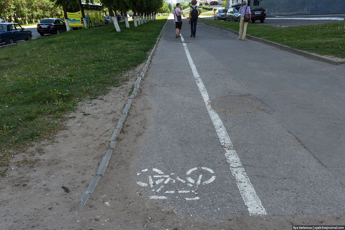 Ямы на дорогах, покрышки в качестве дворовых украшений, не вписывающиеся в исторический контекст здания. Что Илья Варламов раскритикует во Владимире на сей раз?