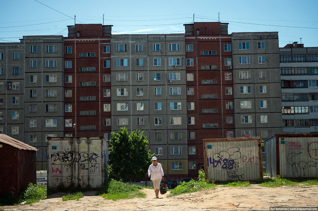 Ямы на дорогах, покрышки в качестве дворовых украшений, не вписывающиеся в исторический контекст здания. Что Илья Варламов раскритикует во Владимире на сей раз?