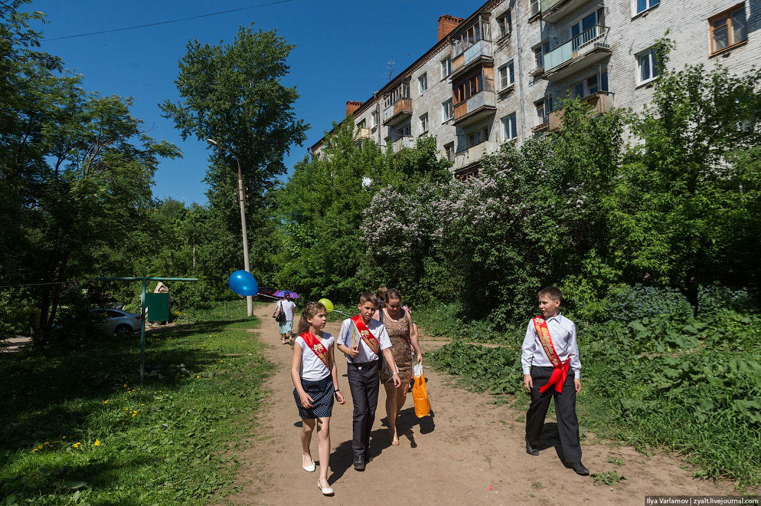 Ямы на дорогах, покрышки в качестве дворовых украшений, не вписывающиеся в исторический контекст здания. Что Илья Варламов раскритикует во Владимире на сей раз?