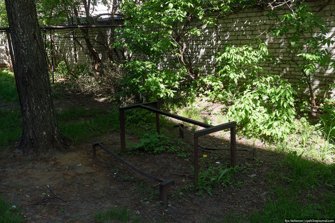 Ямы на дорогах, покрышки в качестве дворовых украшений, не вписывающиеся в исторический контекст здания. Что Илья Варламов раскритикует во Владимире на сей раз?