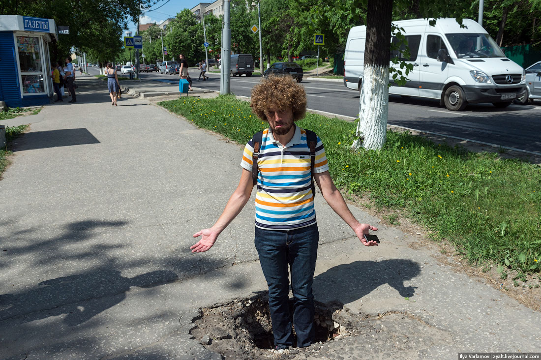 Ямы на дорогах, покрышки в качестве дворовых украшений, не вписывающиеся в исторический контекст здания. Что Илья Варламов раскритикует во Владимире на сей раз?