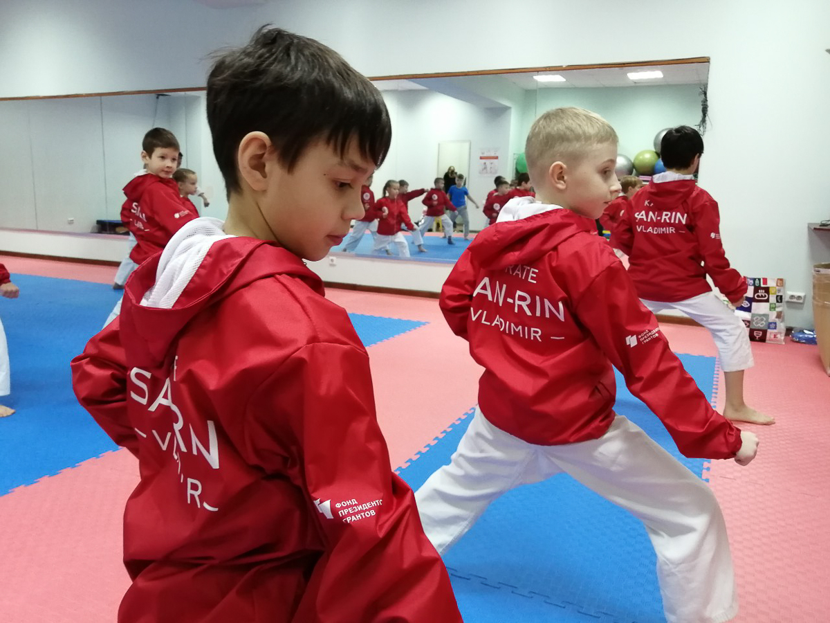 Что такое каратэ? С какого возраста дети могут ходить на тренировки? Что важнее — нацеленность на спортивные победы или возможность постоять за себя на улице? На все вопросы, связанные с этим видом боевых искусств, ответил вице-президент организации «Спортивный клуб „САН-РИН“» Александр Кузьмин