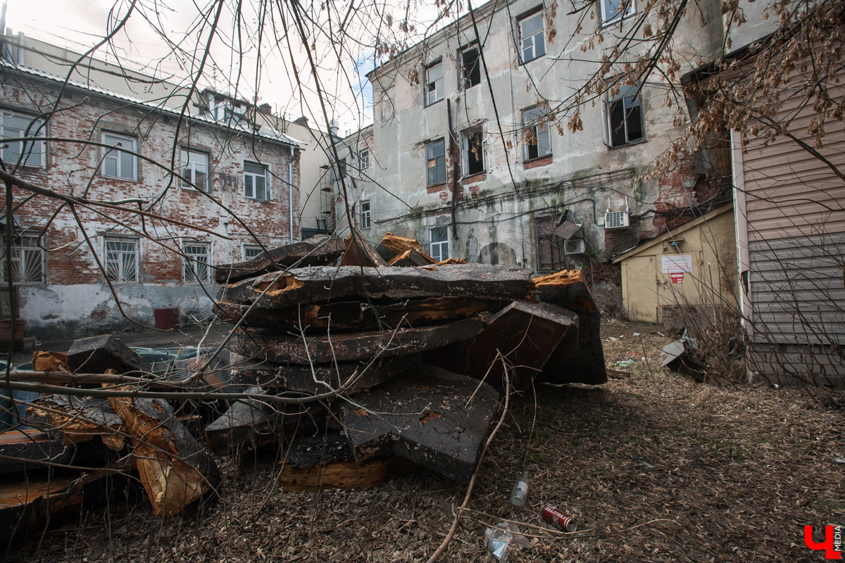 Михаил Мойсеянчик провел для нас необычную экскурсию по центру Владимира. Обратили внимание на яркие контрасты городского быта
