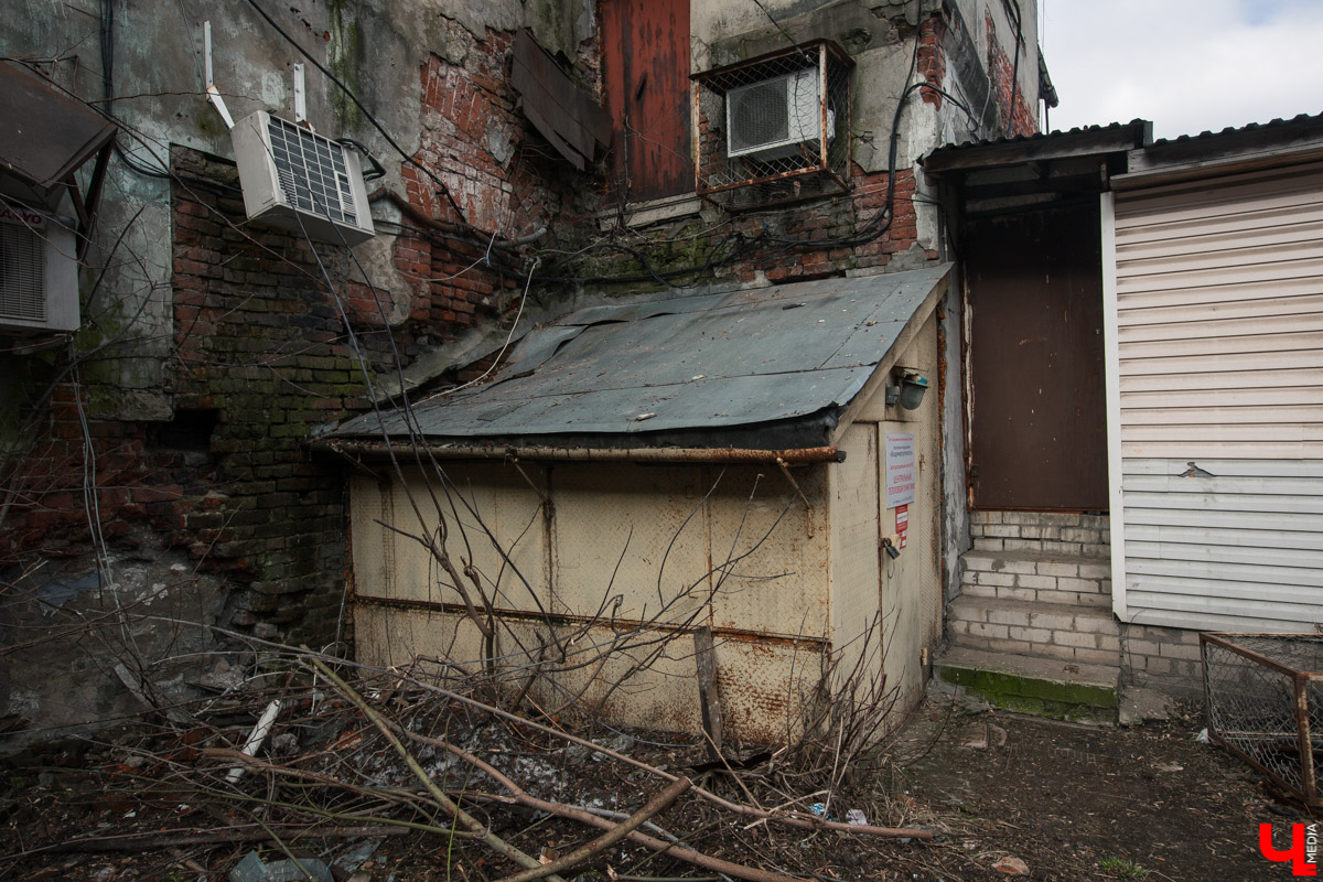 Михаил Мойсеянчик провел для нас необычную экскурсию по центру Владимира. Обратили внимание на яркие контрасты городского быта