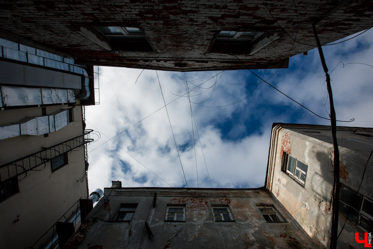 Михаил Мойсеянчик провел для нас необычную экскурсию по центру Владимира. Обратили внимание на яркие контрасты городского быта