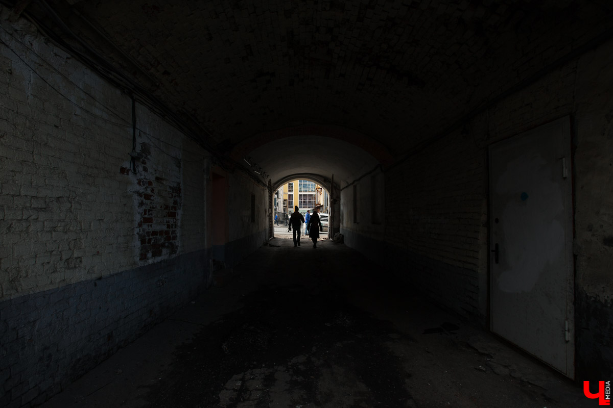 Михаил Мойсеянчик провел для нас необычную экскурсию по центру Владимира. Обратили внимание на яркие контрасты городского быта