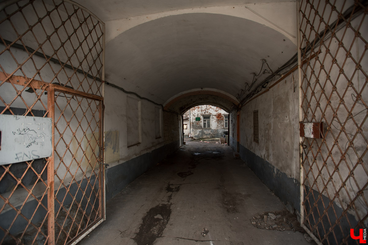 Михаил Мойсеянчик провел для нас необычную экскурсию по центру Владимира. Обратили внимание на яркие контрасты городского быта