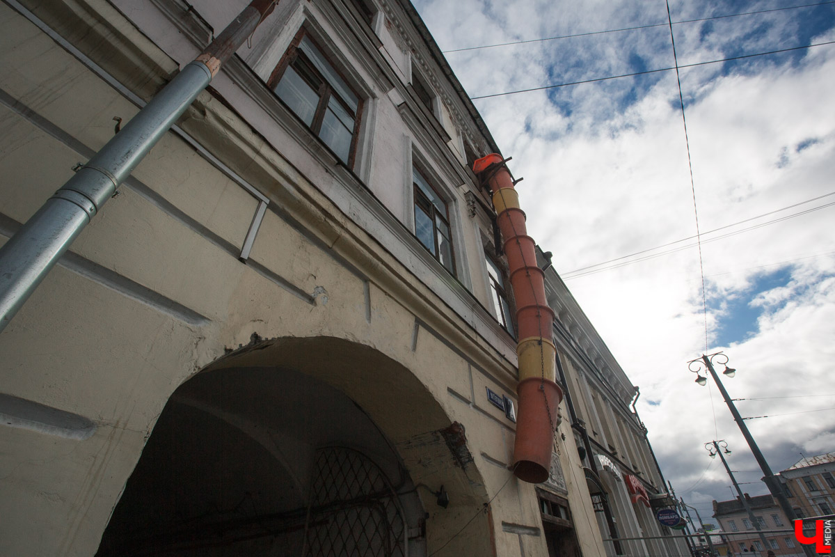 Михаил Мойсеянчик провел для нас необычную экскурсию по центру Владимира. Обратили внимание на яркие контрасты городского быта