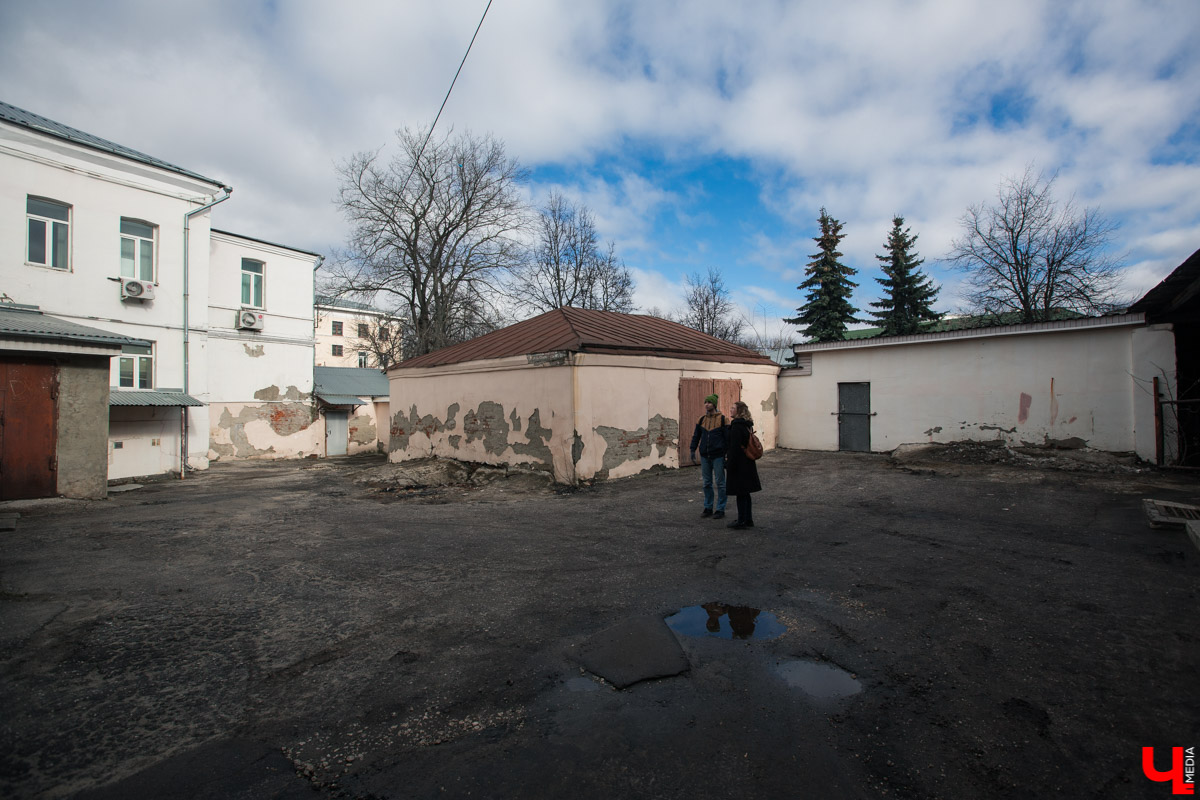 Михаил Мойсеянчик провел для нас необычную экскурсию по центру Владимира. Обратили внимание на яркие контрасты городского быта