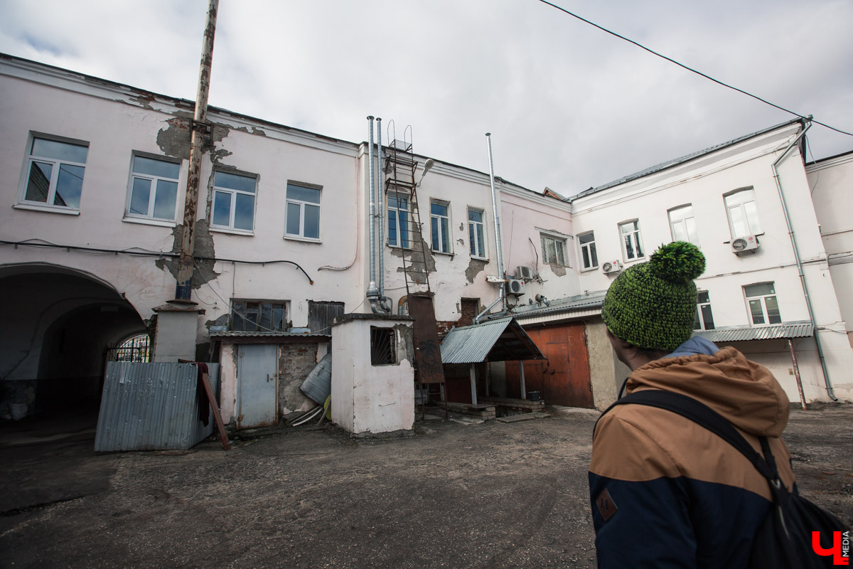 Михаил Мойсеянчик провел для нас необычную экскурсию по центру Владимира. Обратили внимание на яркие контрасты городского быта