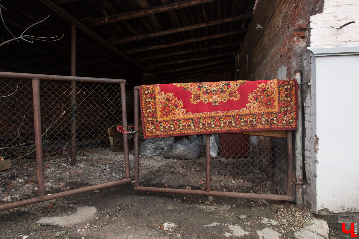 Михаил Мойсеянчик провел для нас необычную экскурсию по центру Владимира. Обратили внимание на яркие контрасты городского быта