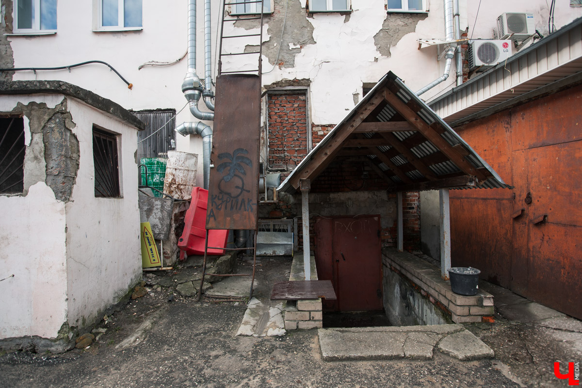 Михаил Мойсеянчик провел для нас необычную экскурсию по центру Владимира. Обратили внимание на яркие контрасты городского быта