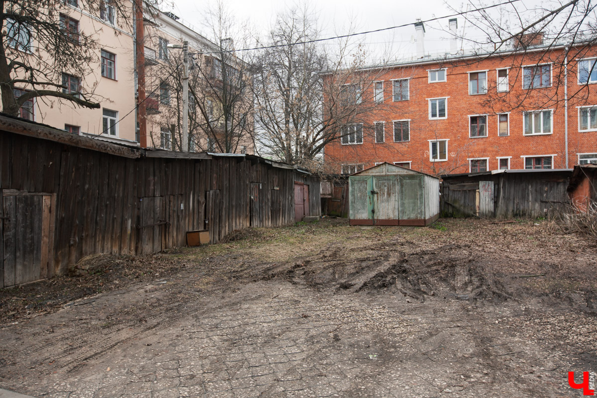 Михаил Мойсеянчик провел для нас необычную экскурсию по центру Владимира. Обратили внимание на яркие контрасты городского быта