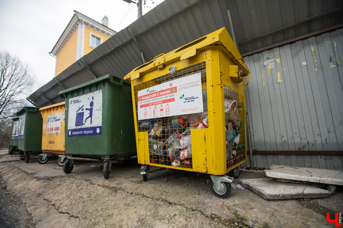 Михаил Мойсеянчик провел для нас необычную экскурсию по центру Владимира. Обратили внимание на яркие контрасты городского быта