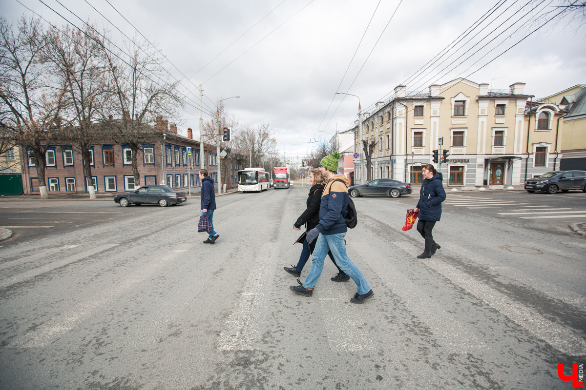 Михаил Мойсеянчик провел для нас необычную экскурсию по центру Владимира. Обратили внимание на яркие контрасты городского быта