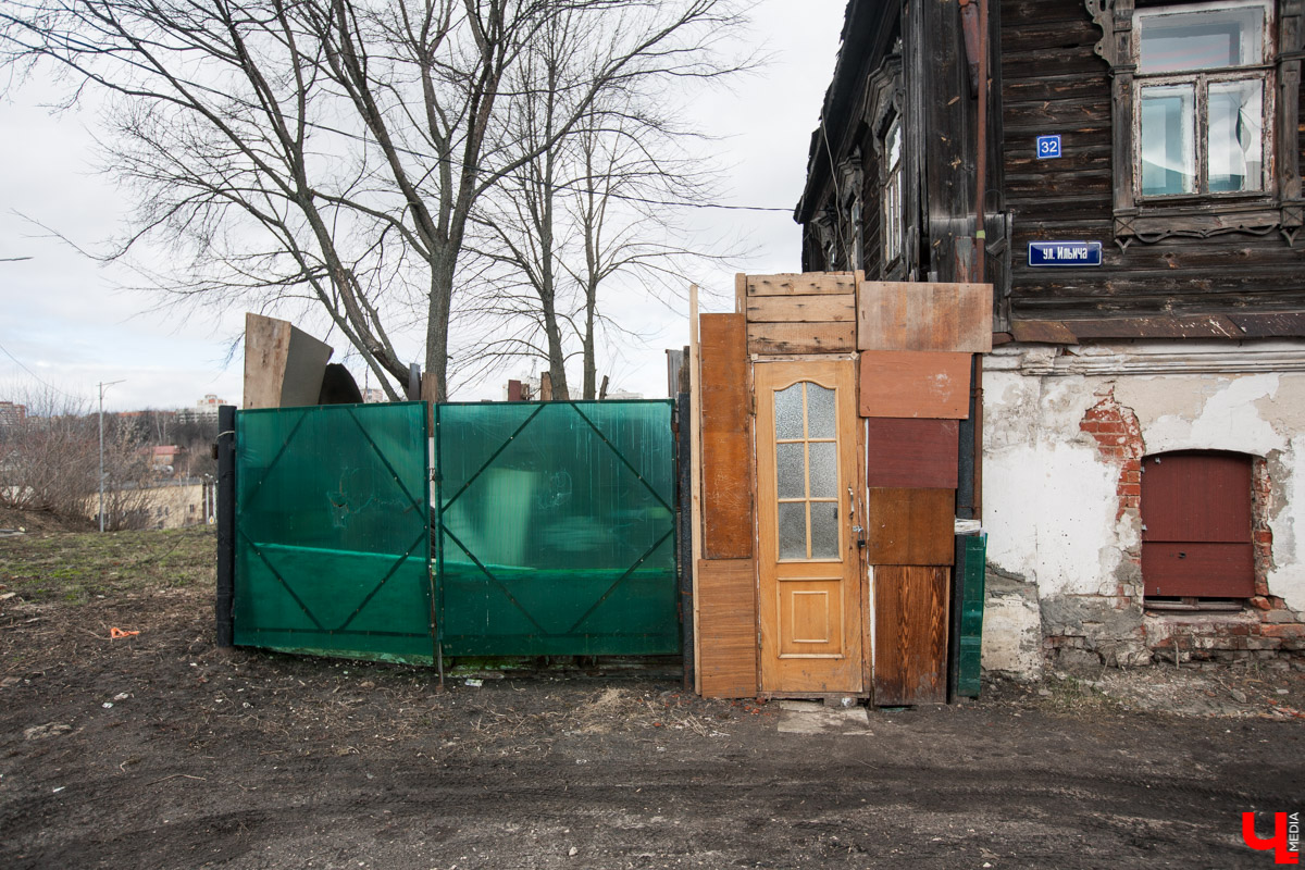 Михаил Мойсеянчик провел для нас необычную экскурсию по центру Владимира. Обратили внимание на яркие контрасты городского быта