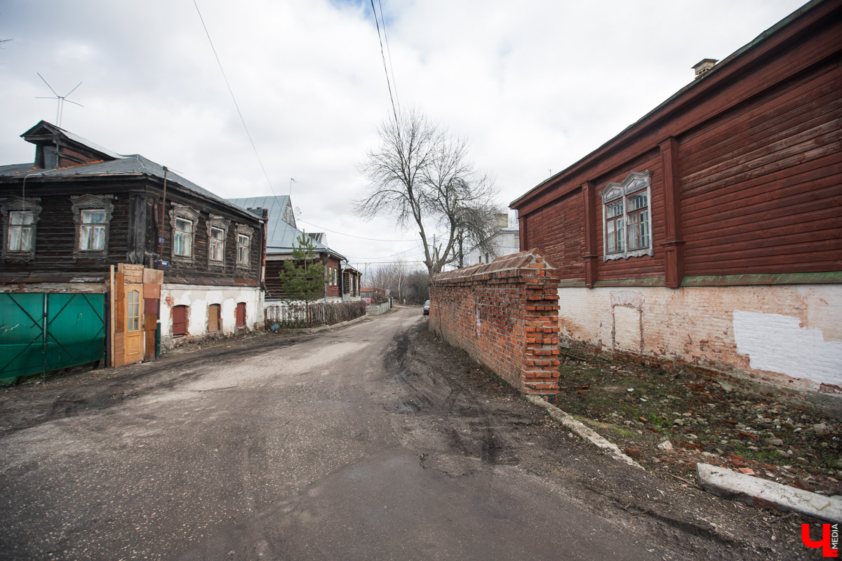 Михаил Мойсеянчик провел для нас необычную экскурсию по центру Владимира. Обратили внимание на яркие контрасты городского быта