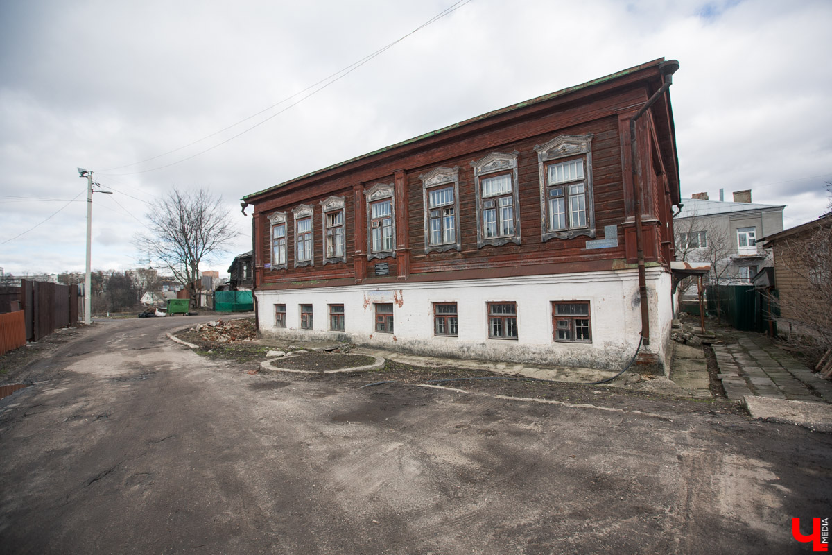 Михаил Мойсеянчик провел для нас необычную экскурсию по центру Владимира. Обратили внимание на яркие контрасты городского быта