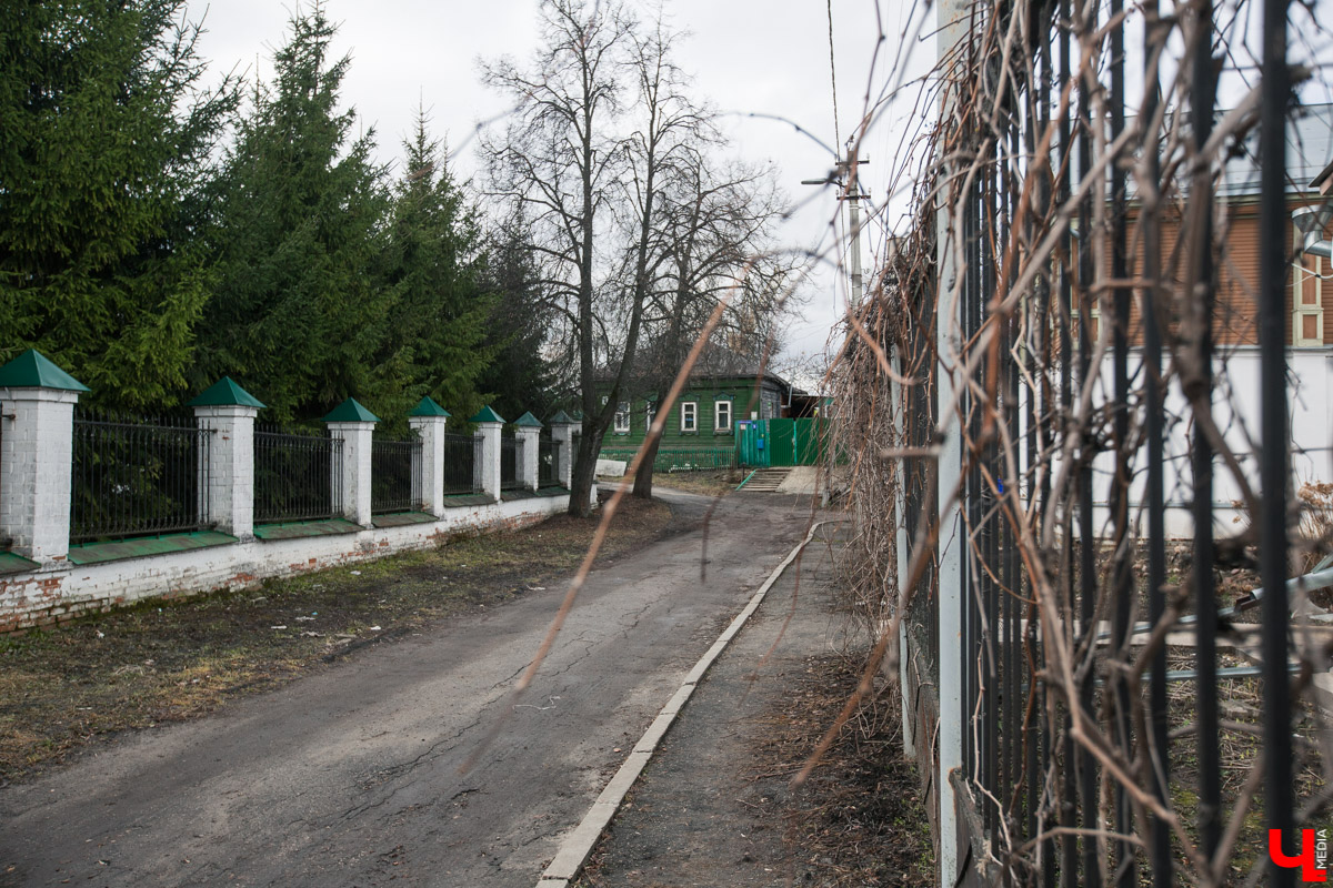 Михаил Мойсеянчик провел для нас необычную экскурсию по центру Владимира. Обратили внимание на яркие контрасты городского быта